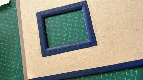 Изготовление окна с кожаной окантовкой у футляра