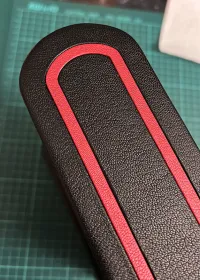 Инкрустация красной кожей на крышке футляра