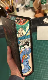 Ручная роспись обреза книги о легендах Японии